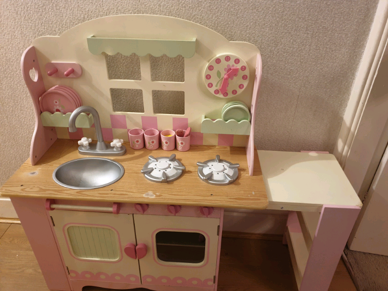 elc wooden cottage kitchen